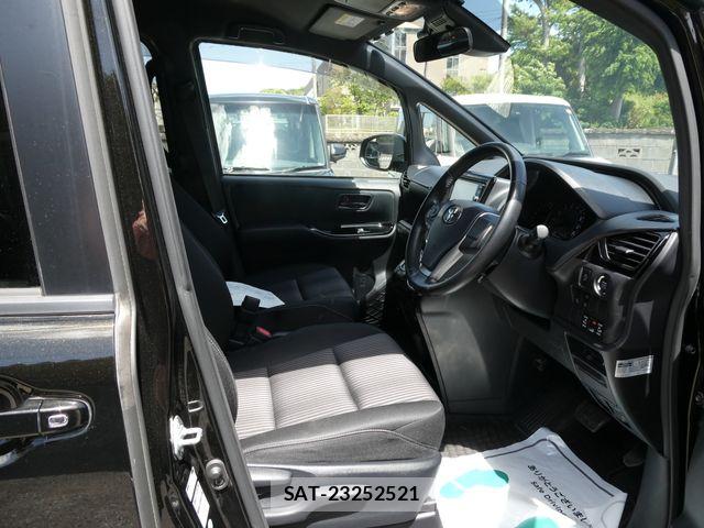 Toyota VOXY 2017-09 6999096-12