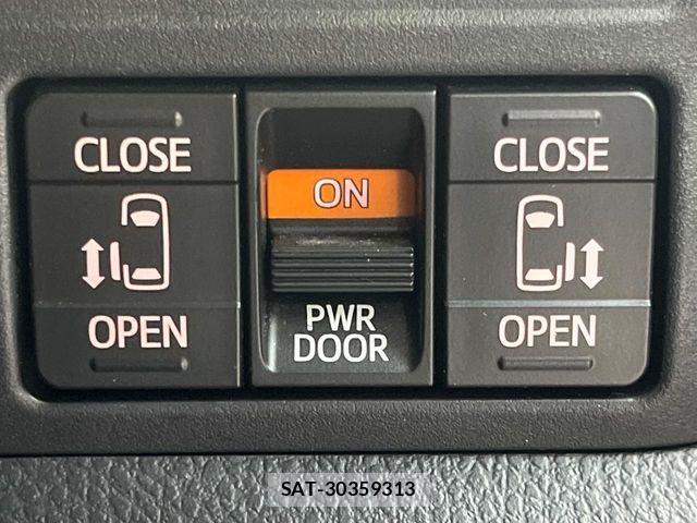Toyota VOXY 2018-03 6999095-2