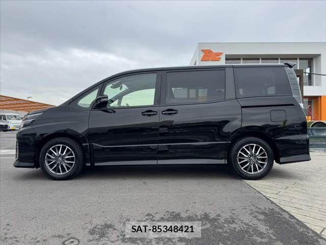 Toyota VOXY 2017-03 7021869-10