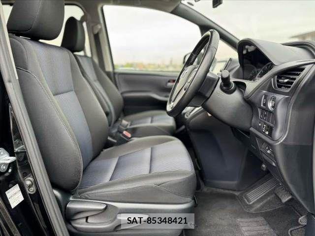 Toyota VOXY 2017-03 7021869-15