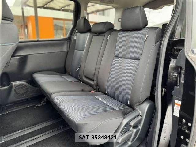 Toyota VOXY 2017-03 7021869-17