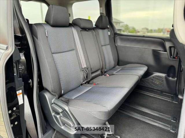 Toyota VOXY 2017-03 7021869-18