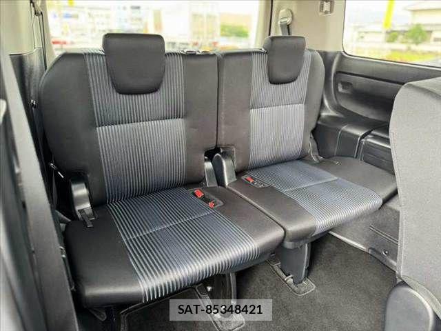 Toyota VOXY 2017-03 7021869-19