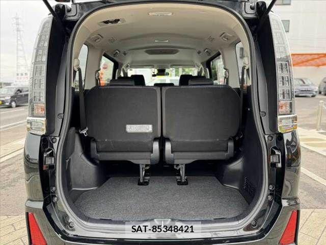 Toyota VOXY 2017-03 7021869-20