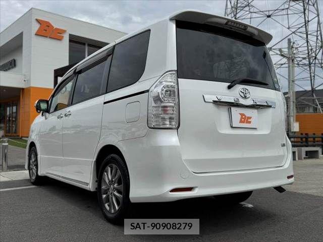 Toyota VOXY 2012-11 7021870-12