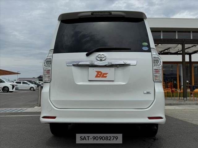 Toyota VOXY 2012-11 7021870-13