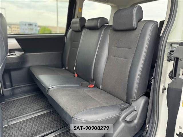 Toyota VOXY 2012-11 7021870-17