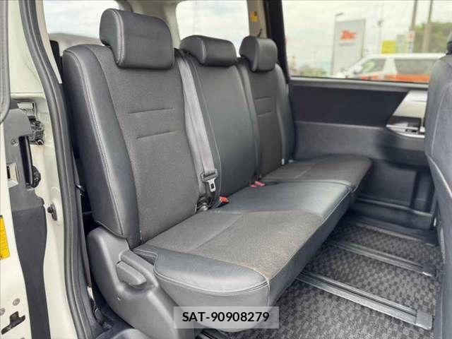 Toyota VOXY 2012-11 7021870-18