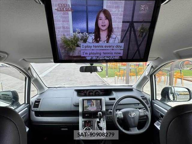 Toyota VOXY 2012-11 7021870-1