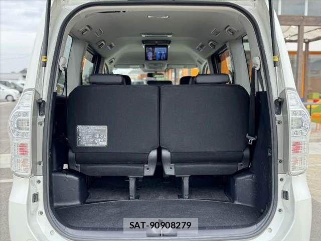 Toyota VOXY 2012-11 7021870-19