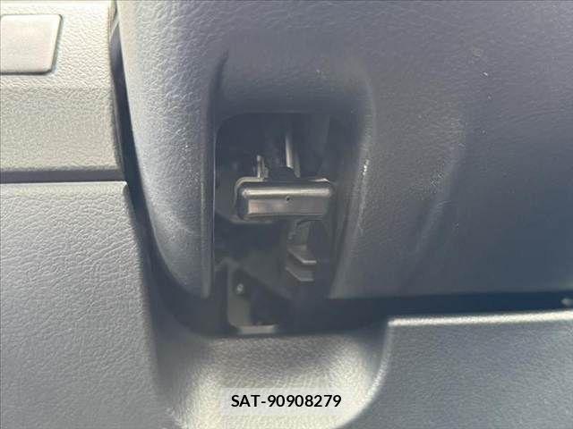 Toyota VOXY 2012-11 7021870-28