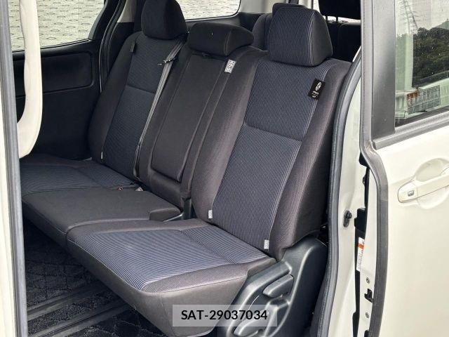 Toyota VOXY 2018-02 7021867-10