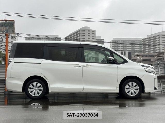 Toyota VOXY 2018-02 7021867-18