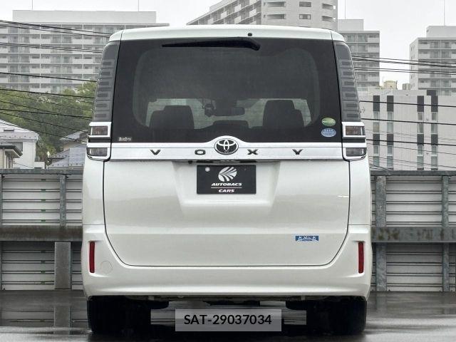 Toyota VOXY 2018-02 7021867-19