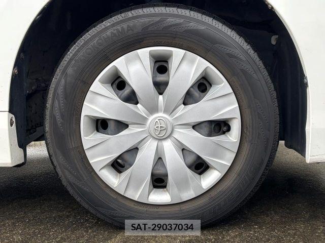 Toyota VOXY 2018-02 7021867-24