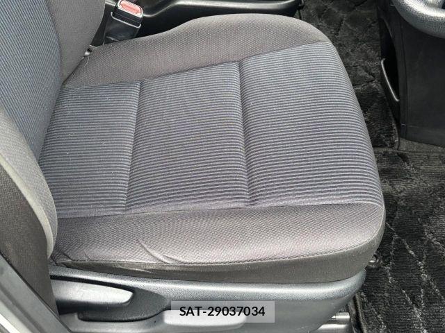 Toyota VOXY 2018-02 7021867-5