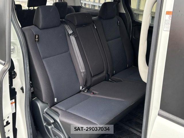 Toyota VOXY 2018-02 7021867-6