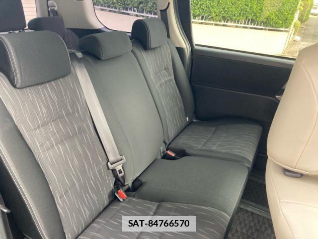 Toyota VOXY 2012-09 7021872-10