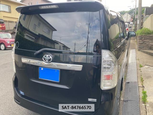 Toyota VOXY 2012-09 7021872-1