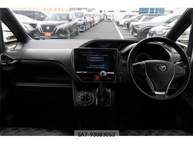 Toyota VOXY 2016-05 7061326-17
