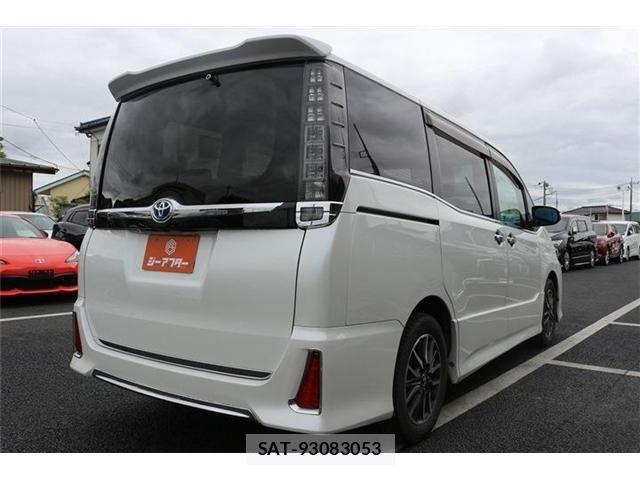 Toyota VOXY 2016-05 7061326-22