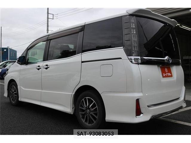 Toyota VOXY 2016-05 7061326-23