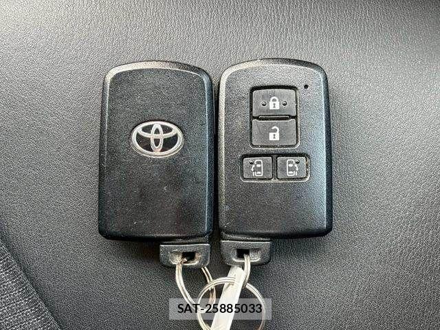 Toyota VOXY 2015-12 7061328-18