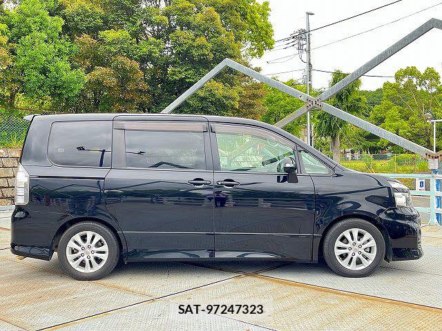 Toyota VOXY 2011-02 7061331-17