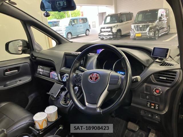 Toyota VOXY 2014-10 7061334-14