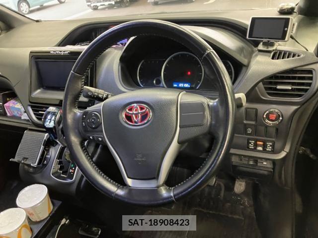 Toyota VOXY 2014-10 7061334-15