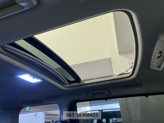 Toyota VOXY 2014-10 7061334-24
