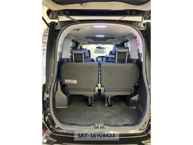 Toyota VOXY 2014-10 7061334-28