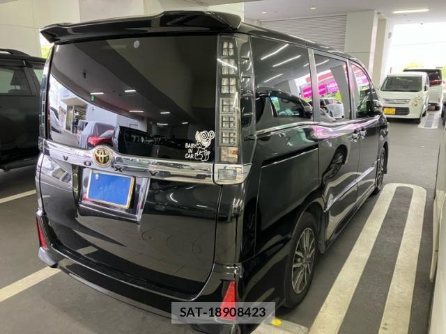 Toyota VOXY 2014-10 7061334-2