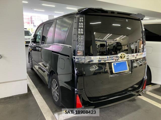 Toyota VOXY 2014-10 7061334-3