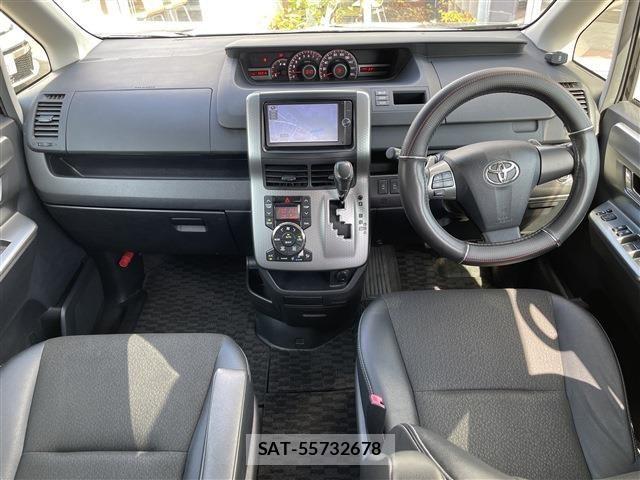 Toyota VOXY 2013-12 7061329-4