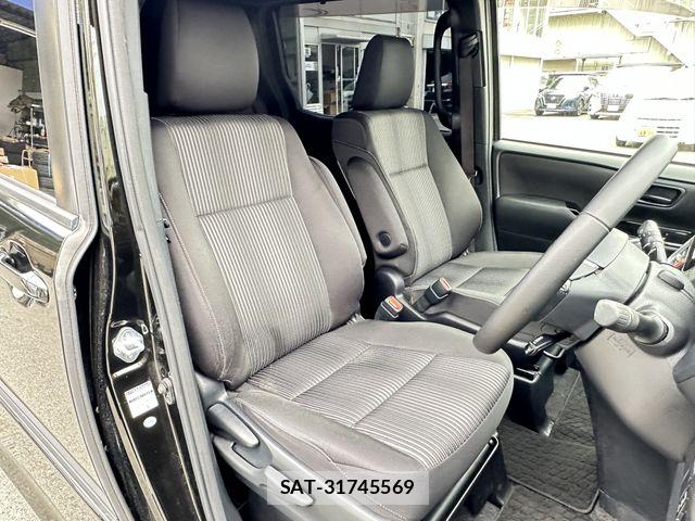 Toyota VOXY 2017-09 7061317-11
