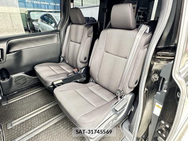 Toyota VOXY 2017-09 7061317-14
