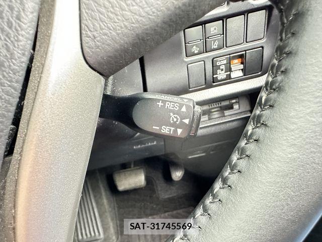 Toyota VOXY 2017-09 7061317-21