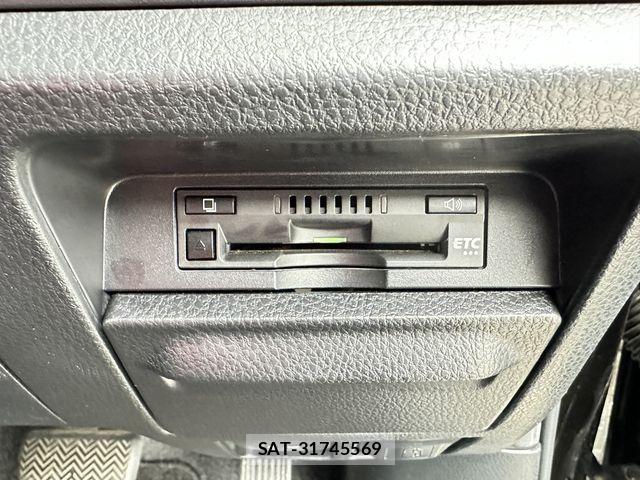 Toyota VOXY 2017-09 7061317-25