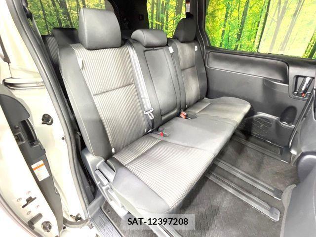 Toyota VOXY 2019-05 7061313-10