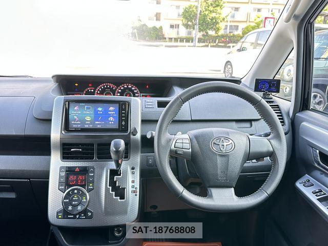 Toyota VOXY 2013-08 7061332-11