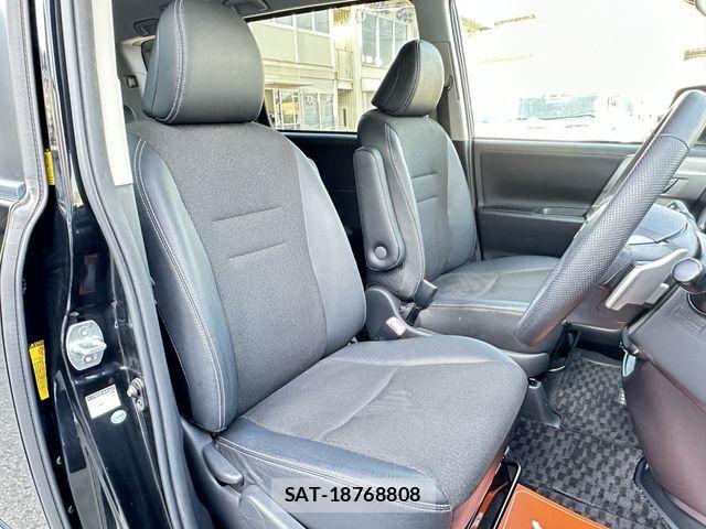Toyota VOXY 2013-08 7061332-12