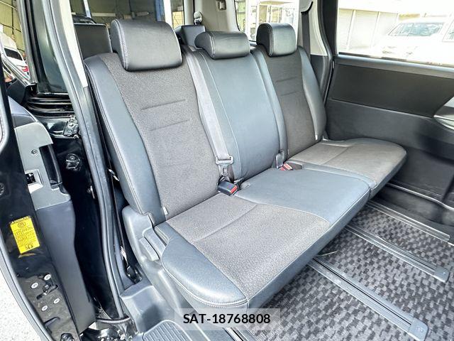 Toyota VOXY 2013-08 7061332-14