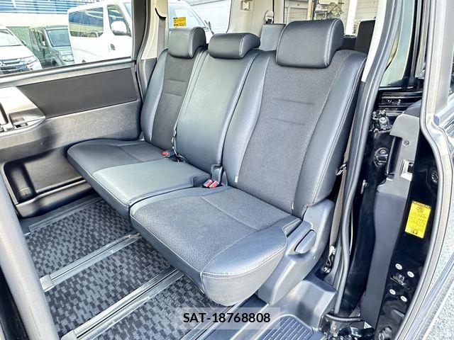 Toyota VOXY 2013-08 7061332-15