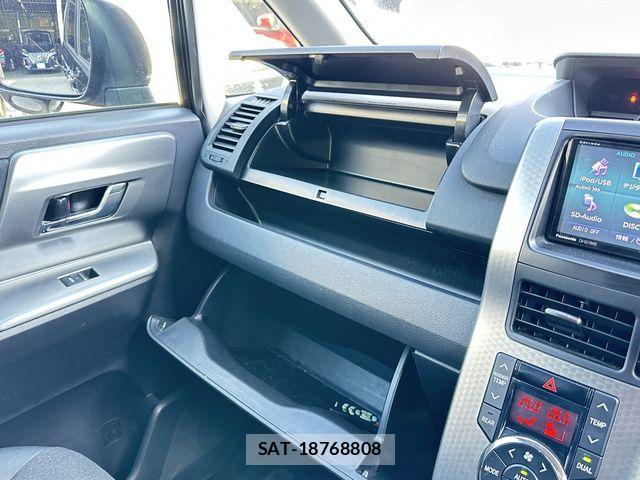 Toyota VOXY 2013-08 7061332-25