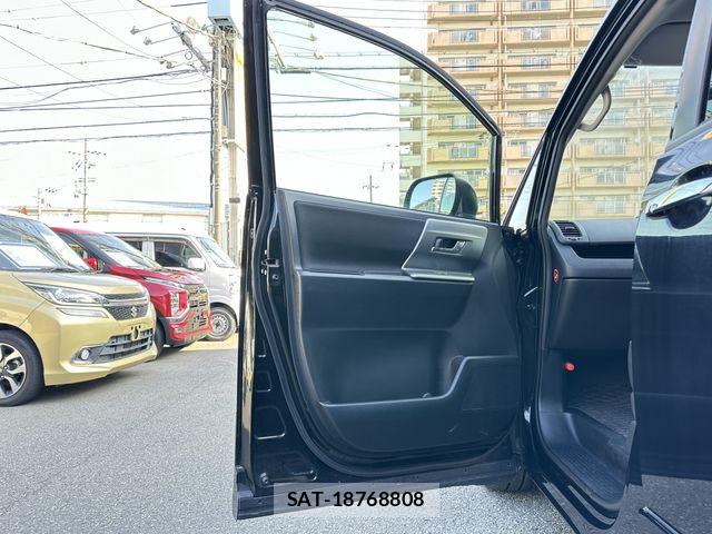 Toyota VOXY 2013-08 7061332-27