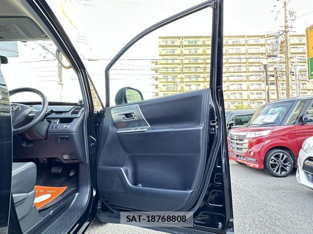 Toyota VOXY 2013-08 7061332-28