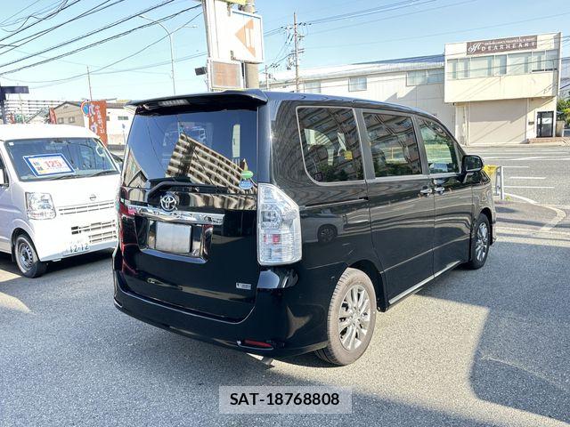 Toyota VOXY 2013-08 7061332-4