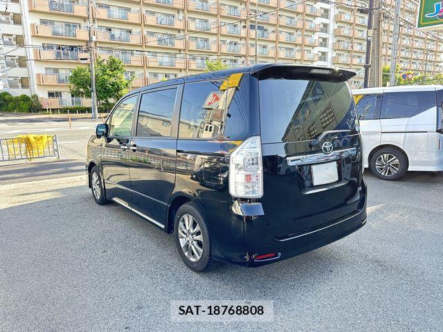 Toyota VOXY 2013-08 7061332-5