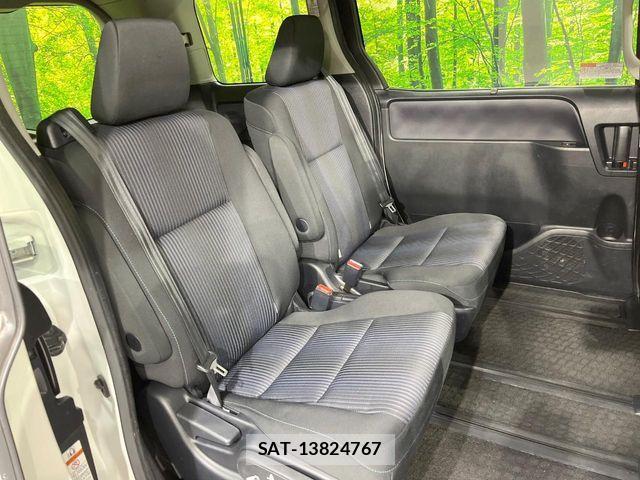 Toyota VOXY 2015-05 7061318-9